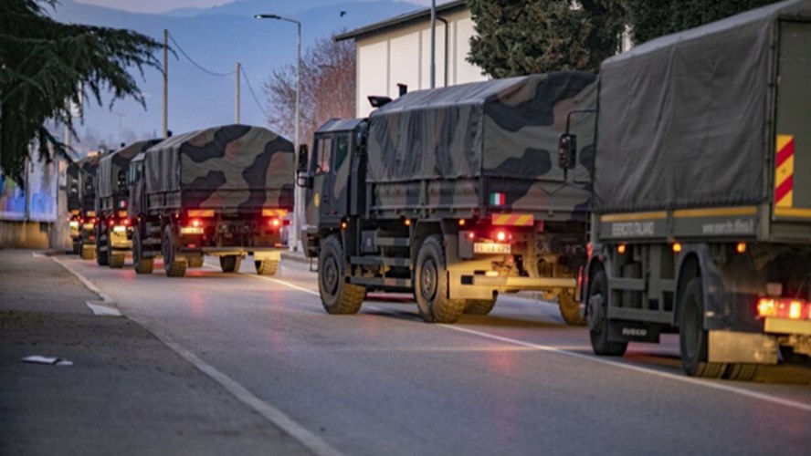 Italia de luto: largas filas de camiones del ejército trasladando féretros