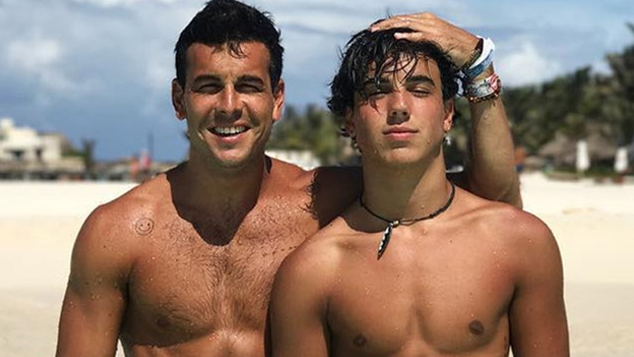 El particular baile de Mario Casas y su hermano - Tendencias 