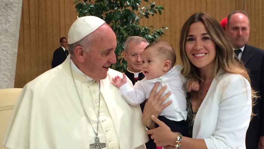 Le pifió al protocolo, charló con Wanda e hizo reír a Maradona: el día que Jimena Barón conoció al Papa Francisco